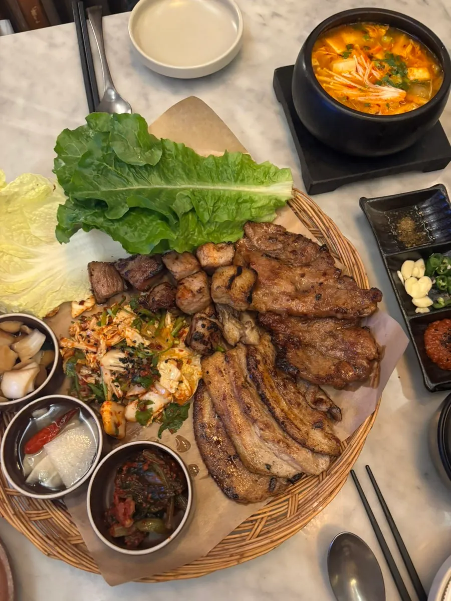 한 입 크기로 잘라주는 짚불 양념갈비