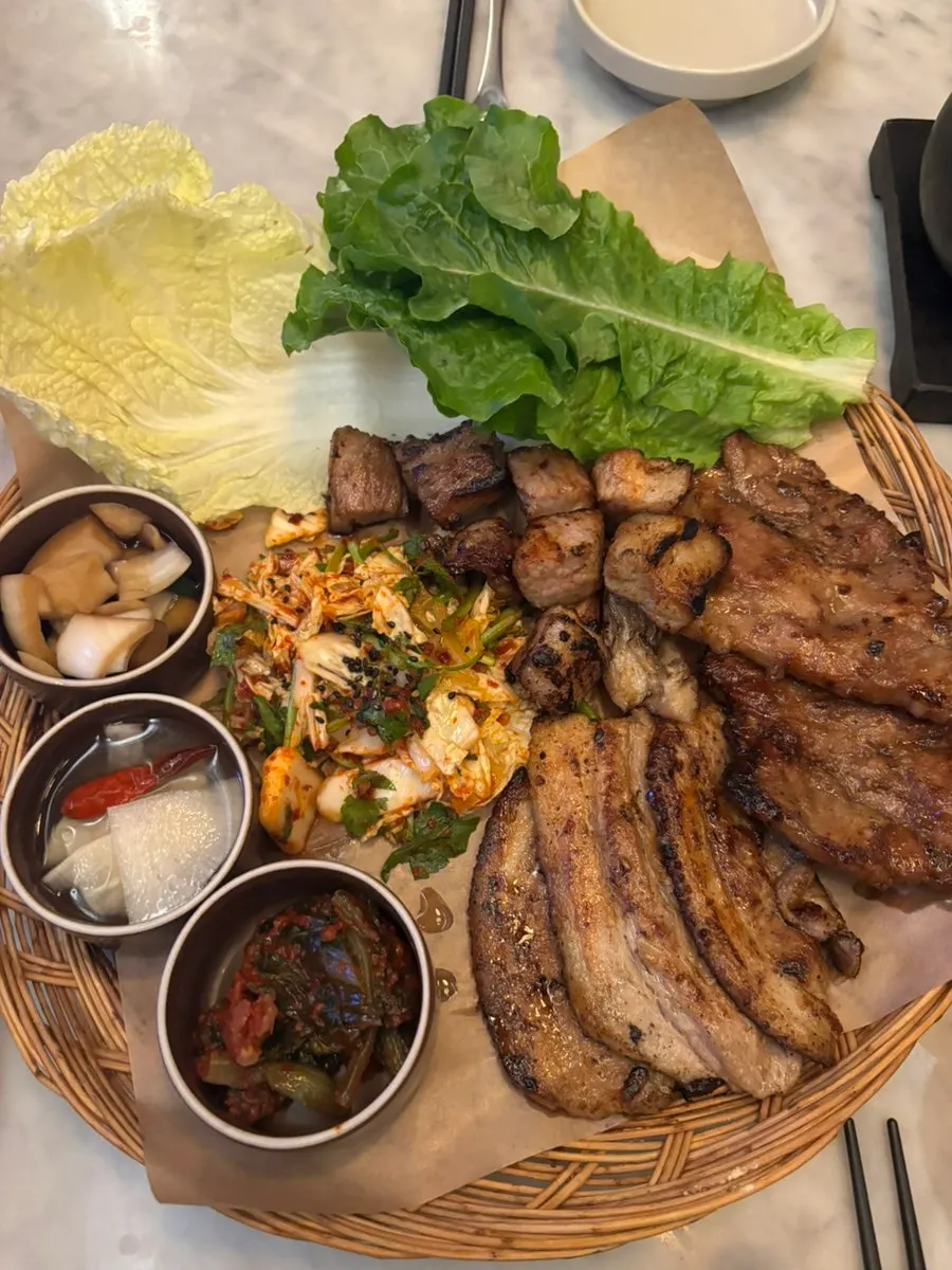 구워지는 짚불갈비 클로즈업