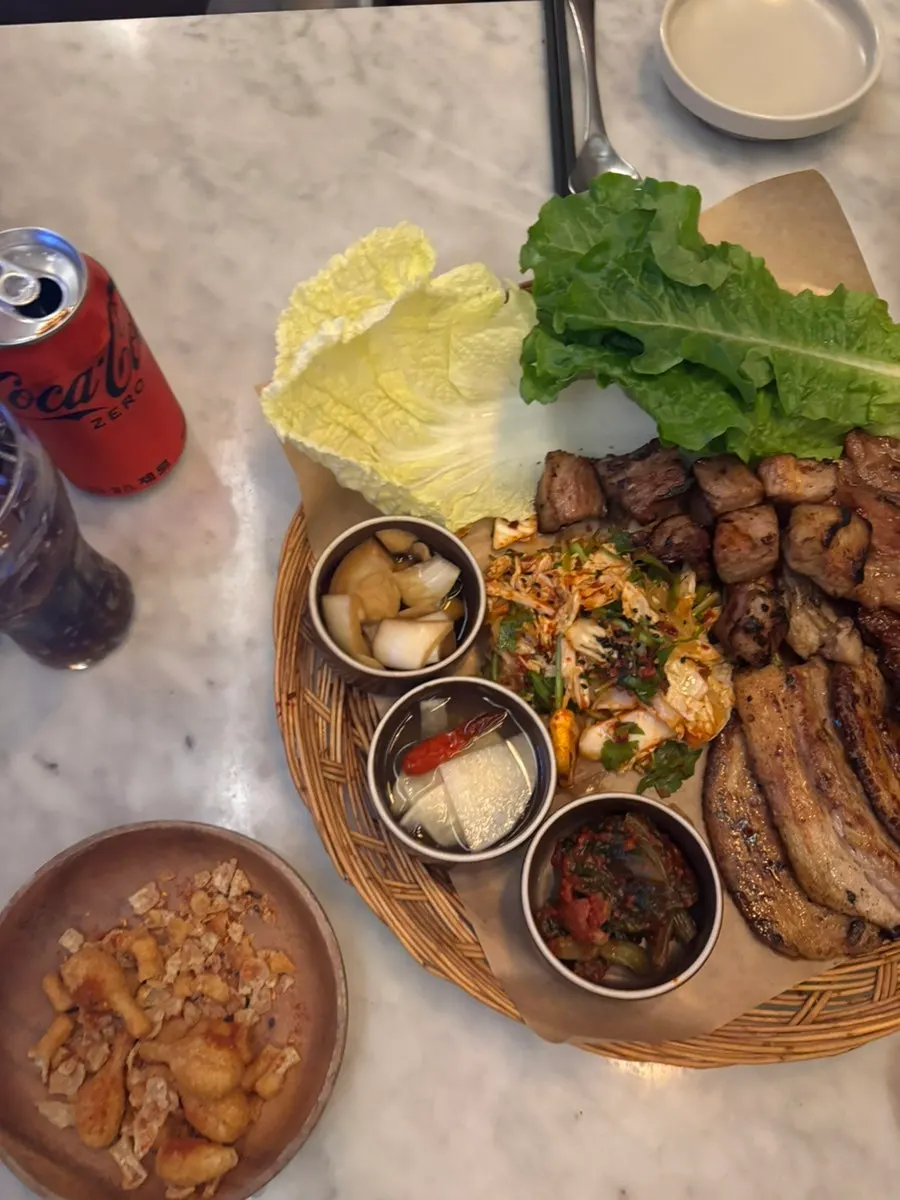 세 가지 고기가 올라간 불판