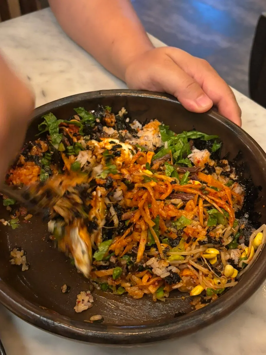 비빔밥에 고기 한 점 올린 모습
