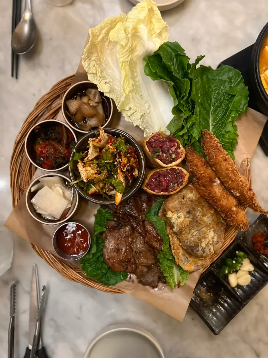 소쿠리에 담겨 나온 삼촌술상 구성