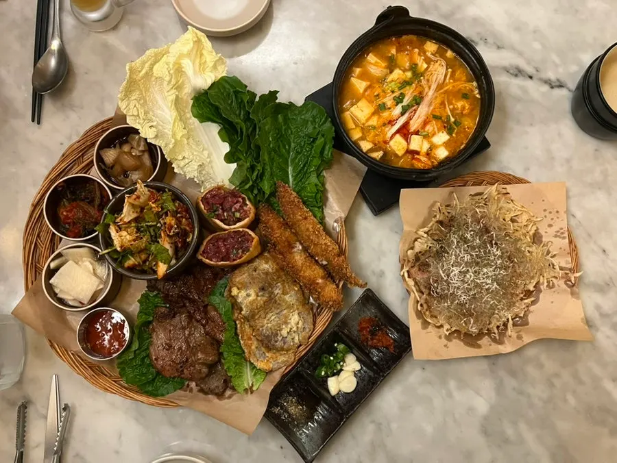 테이블 위에 차려진 삼촌술상 전체 상