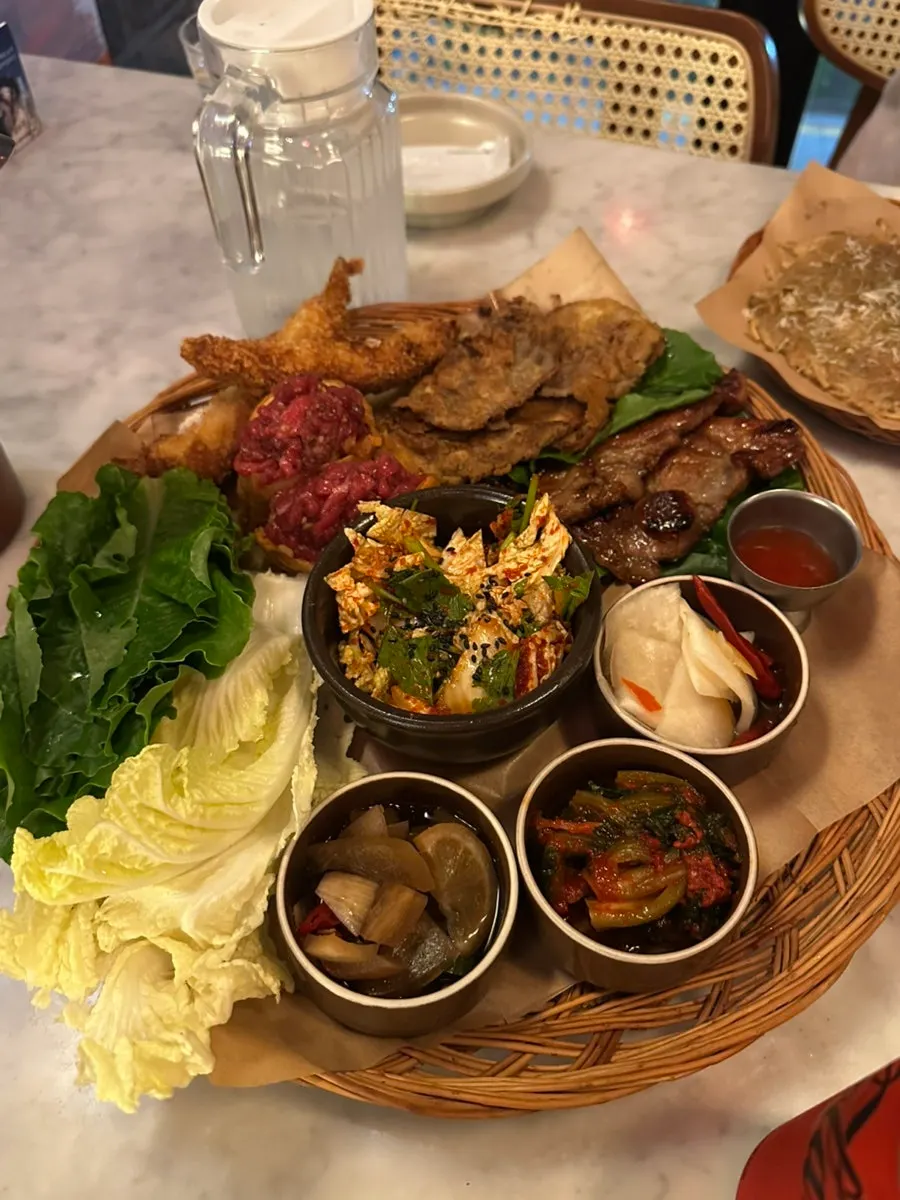 주명당 삼촌술상 한 상 가득 차려진 모습
