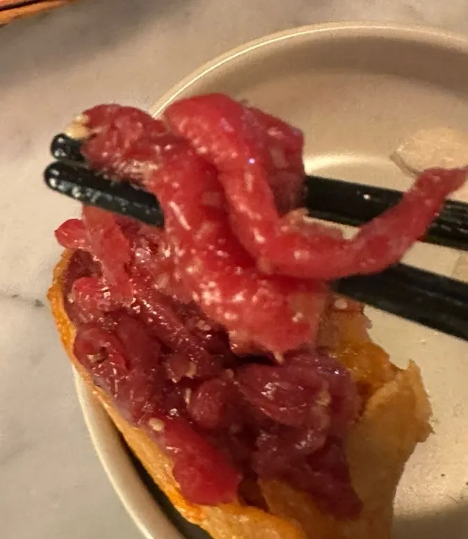 겉절이를 올린 소고기육전