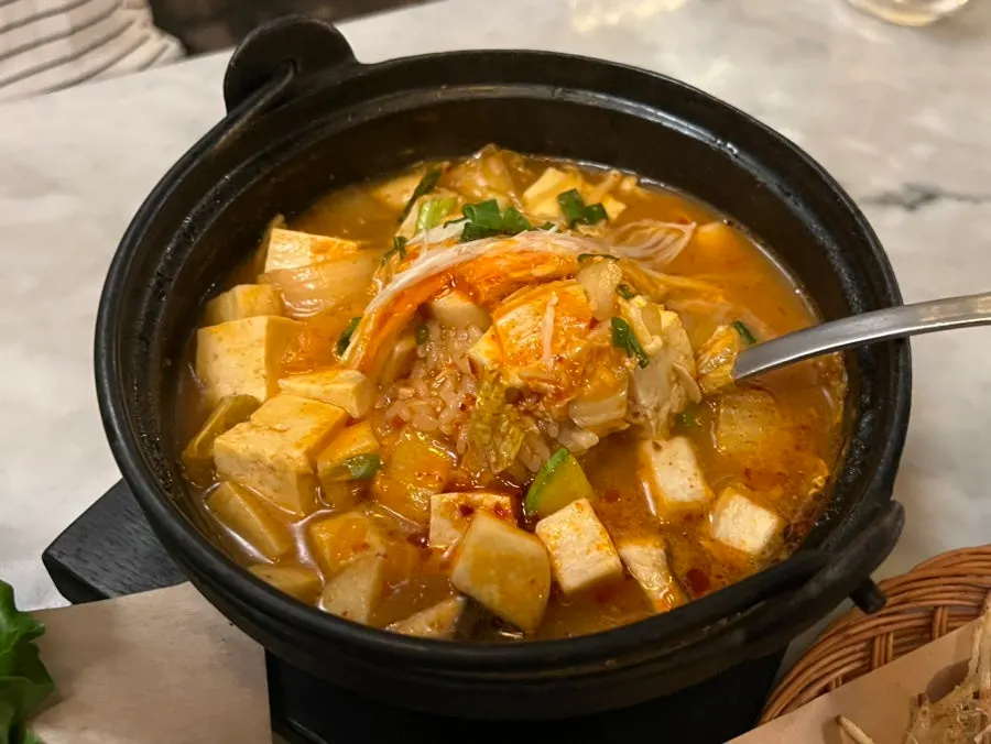 밥과 재료가 알차게 담긴 된장술밥 뚝배기