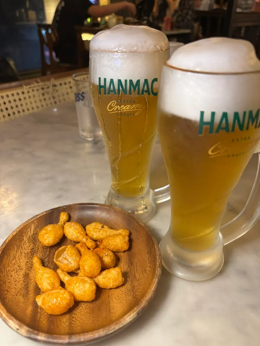 주명당 생맥주와 닭다리 과자 기본 안주