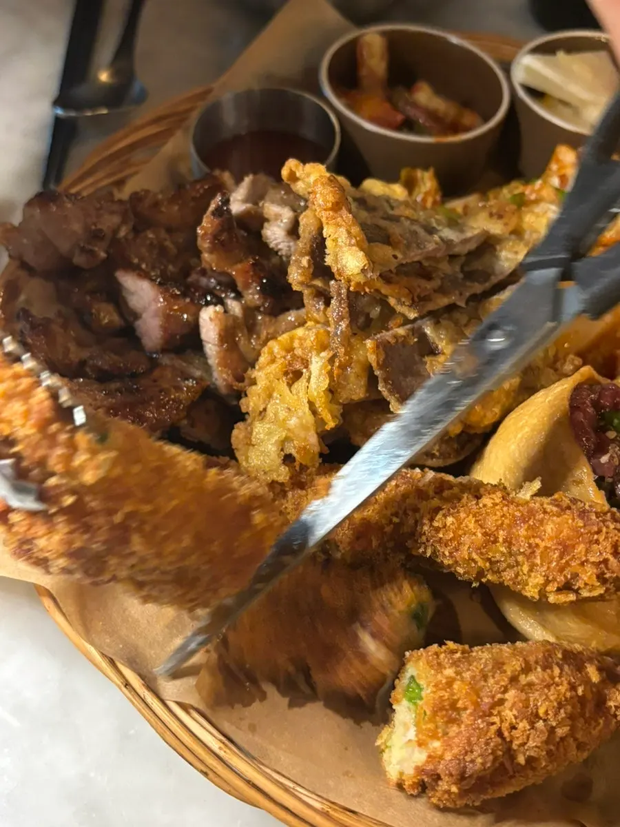육회가 듬뿍 올라간 육회유부초밥