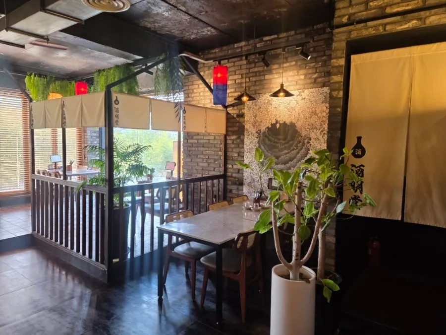 Quiet dining hall at Ju Myeongdang during late lunch hours
