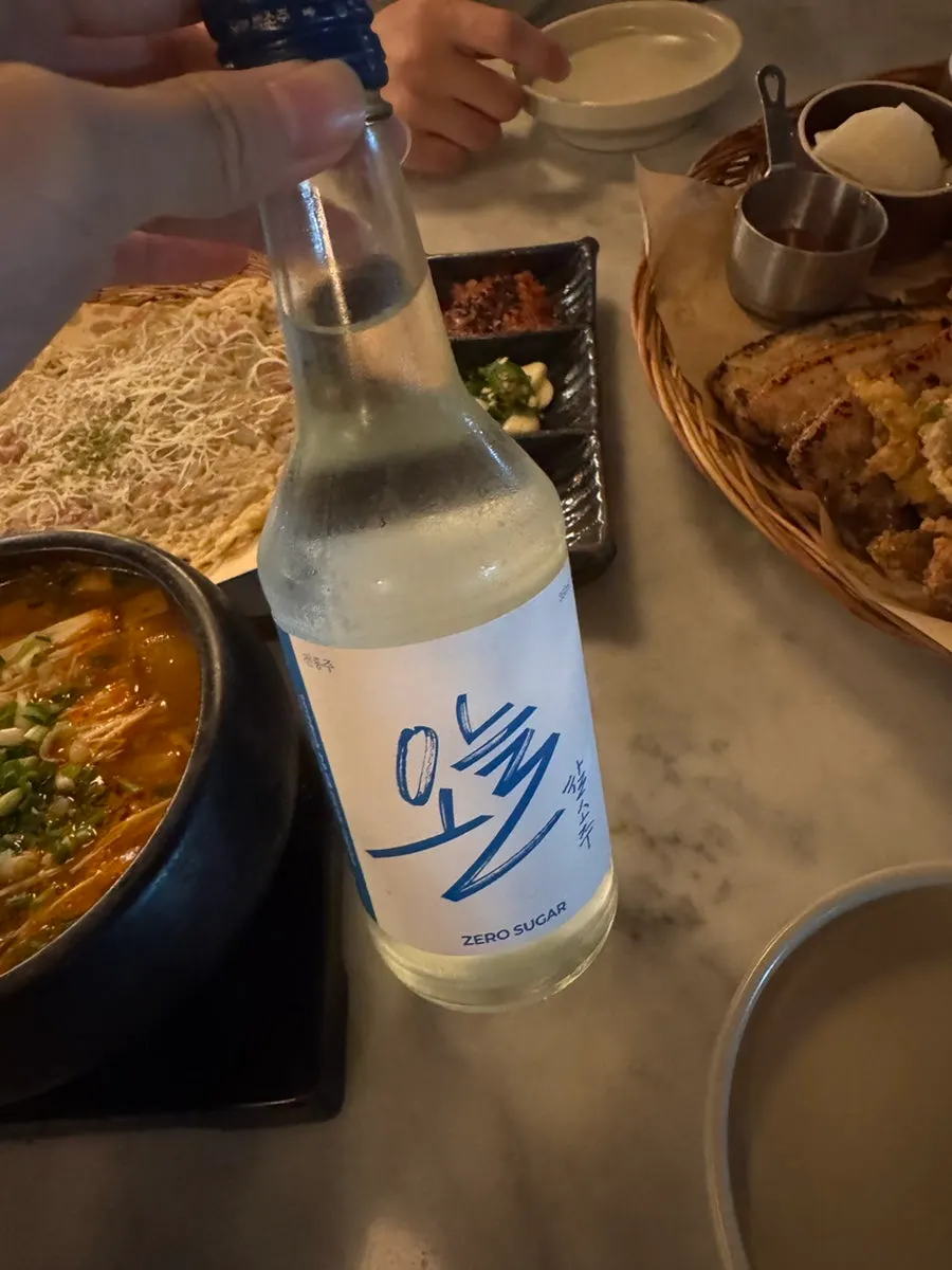 양념장과 찬을 올린 주명당 육전 한 점