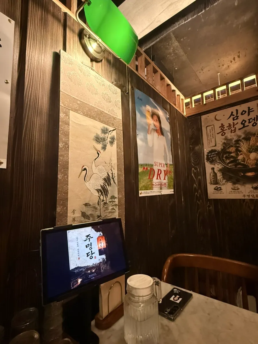 A couple photo placed on the room's table
