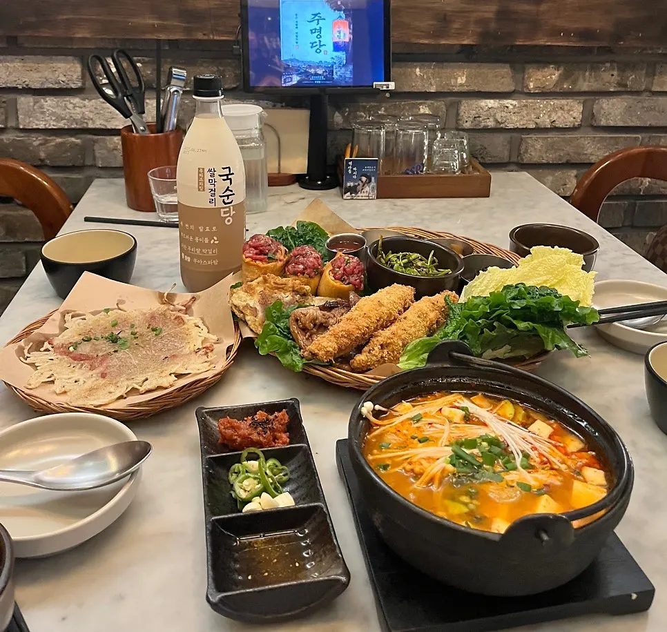 Full spread of the Samchon Suljang set