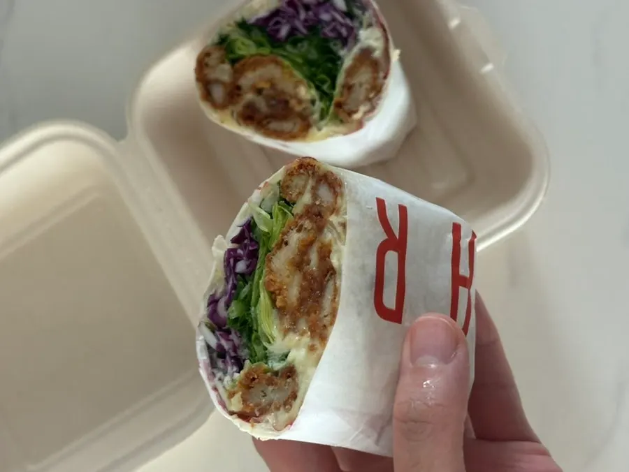 또띠아로 감싼 치킨랩과 야채 속재료