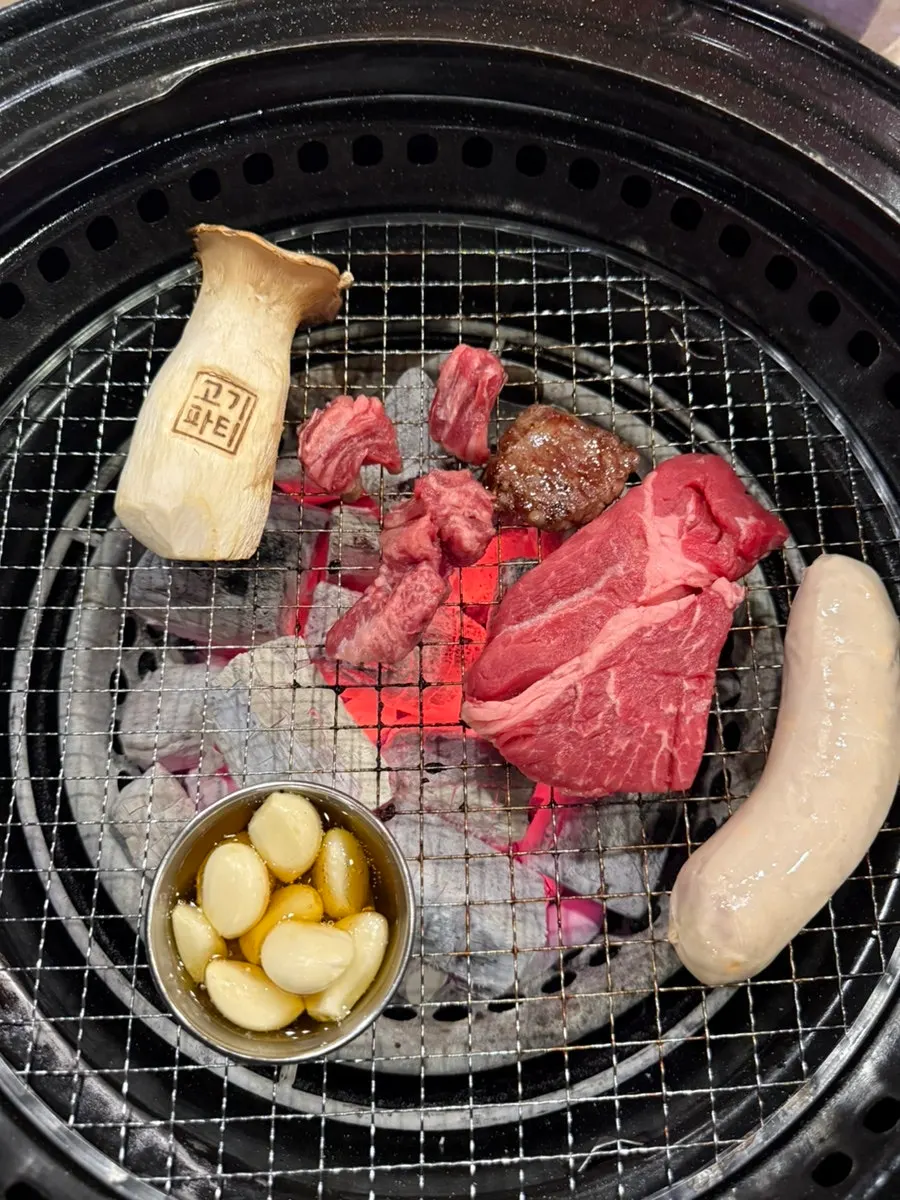 숯불에 구워지는 살치살과 통버섯
