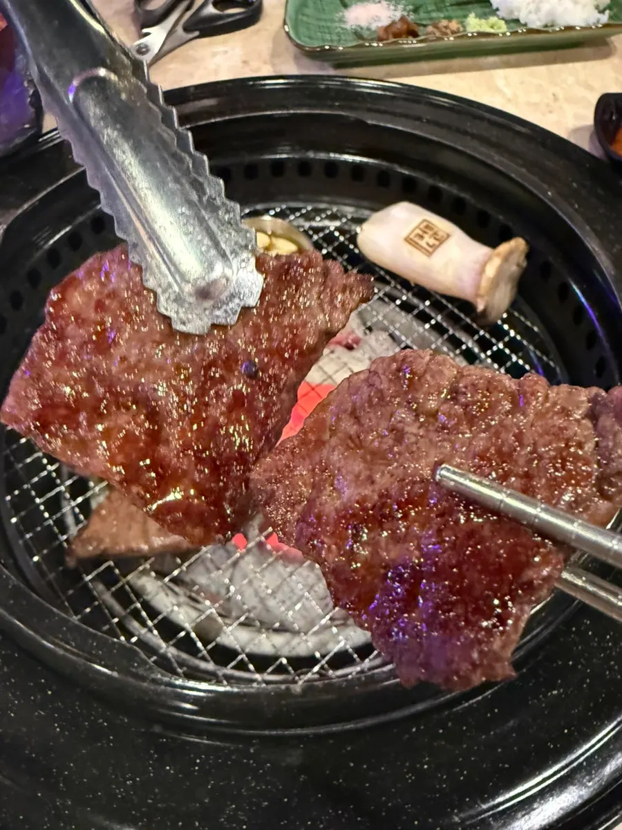 생와사비를 올린 소고기 한 점