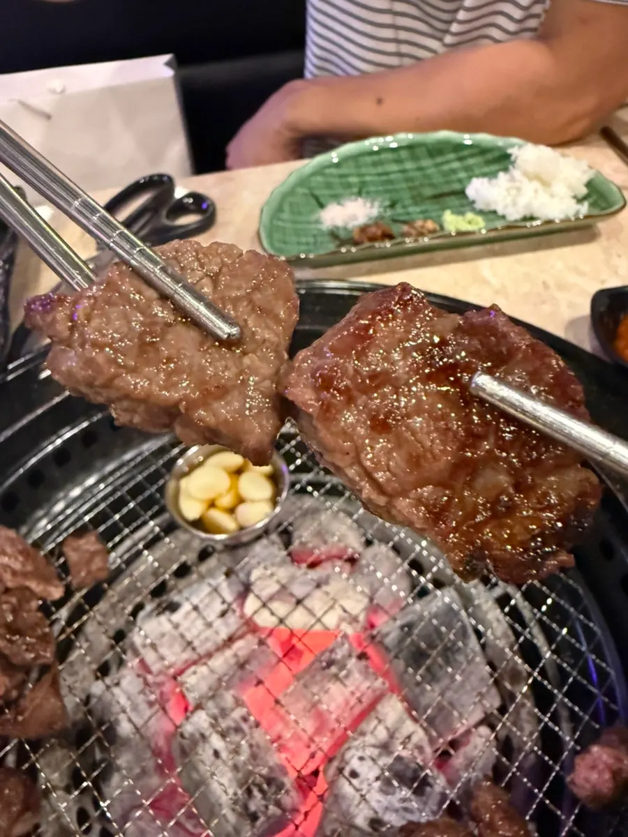 명이나물과 쌈무에 싸 먹는 소고기