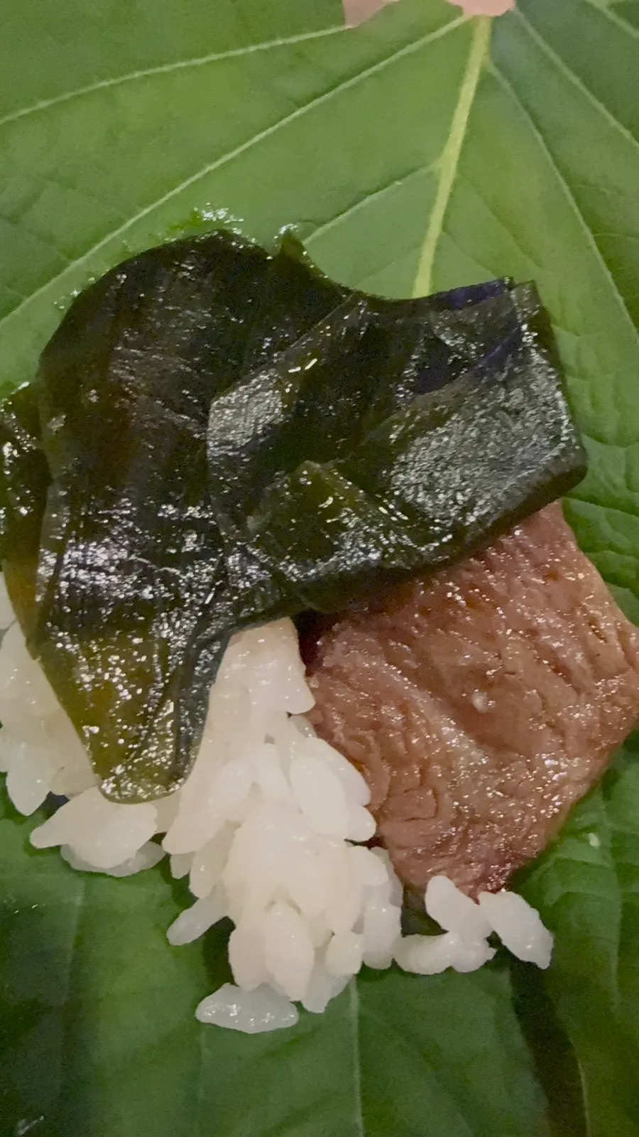 밑반찬과 함께 차려진 소고기 상차림
