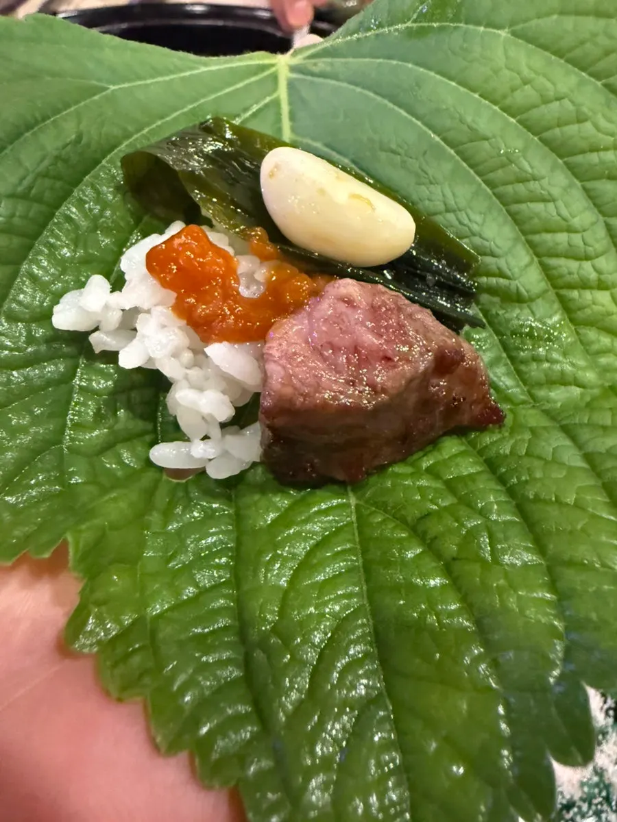 멜젓에 찍어 먹는 구운 소고기
