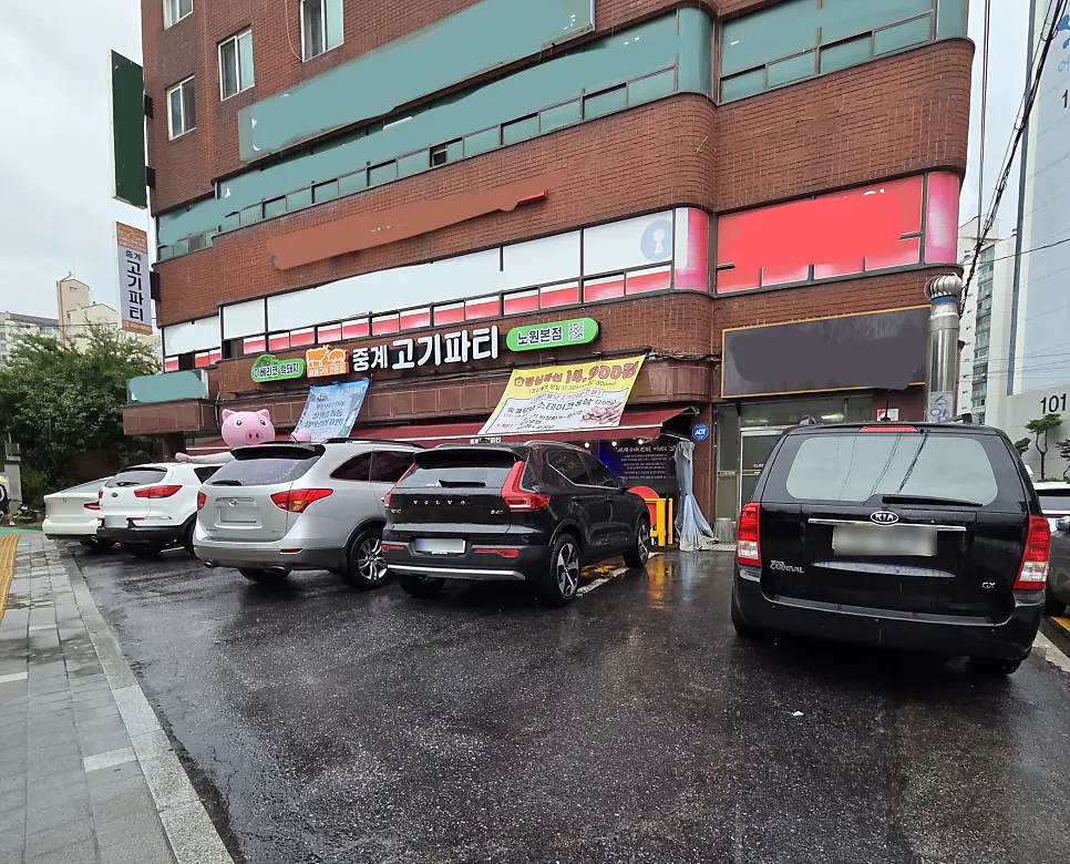 Parking space in front of the restaurant