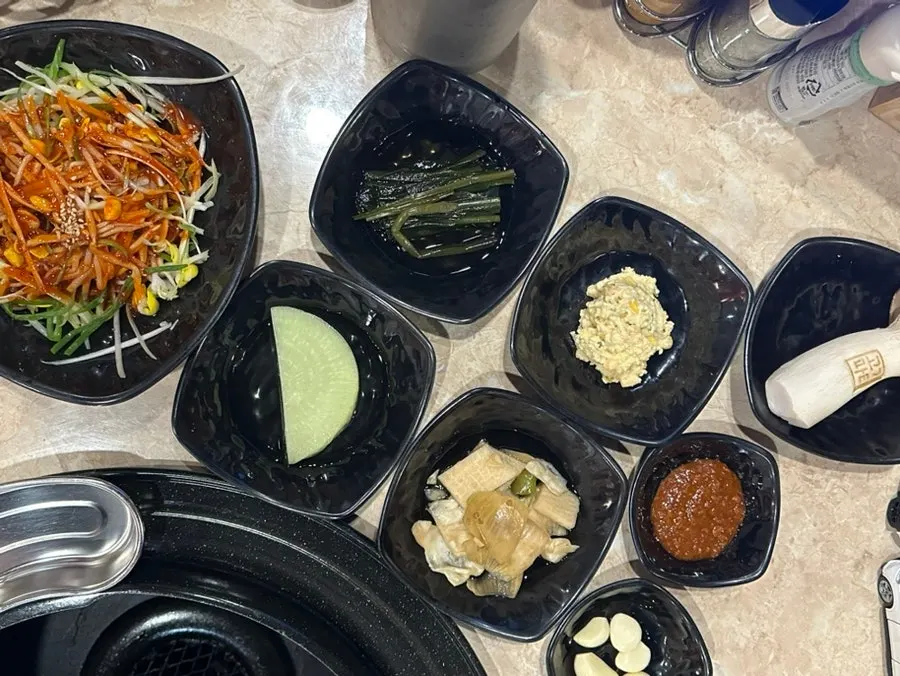 기본 반찬이 놓인 셀프바