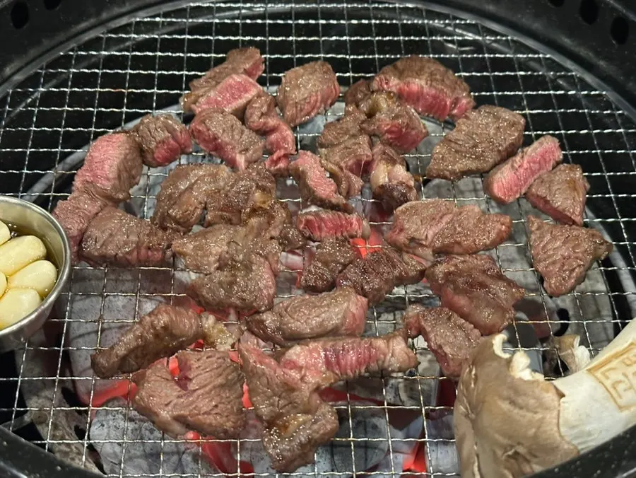 명이나물에 싸 먹는 소고기 한 점