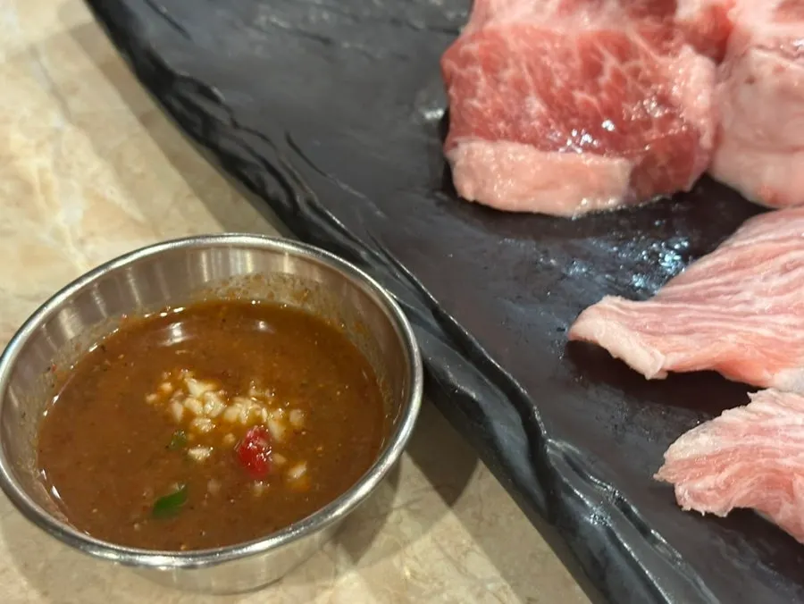 돼지고기와 함께 나온 멜젓