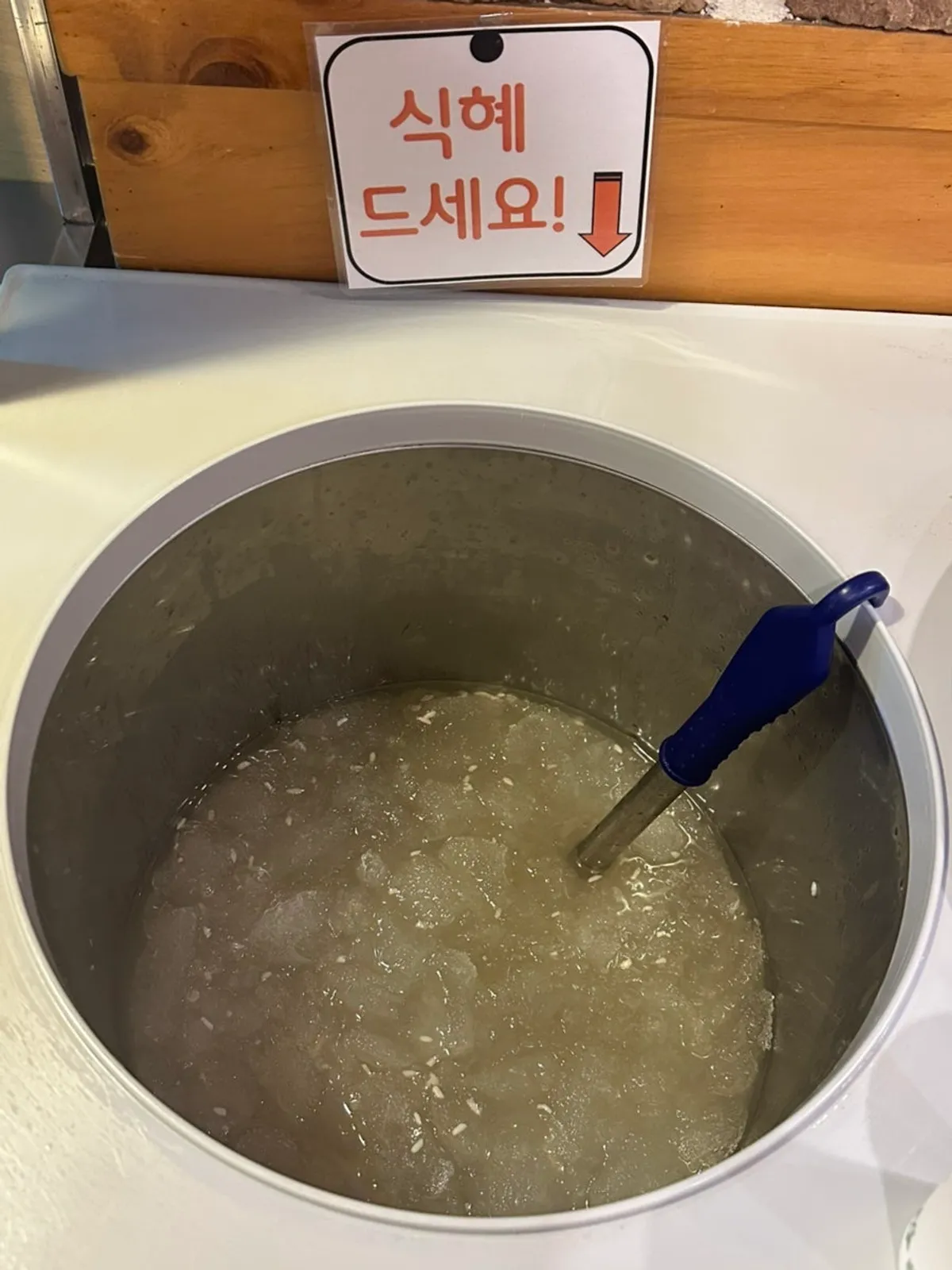 구워 먹기 좋게 익은 고기 한 상