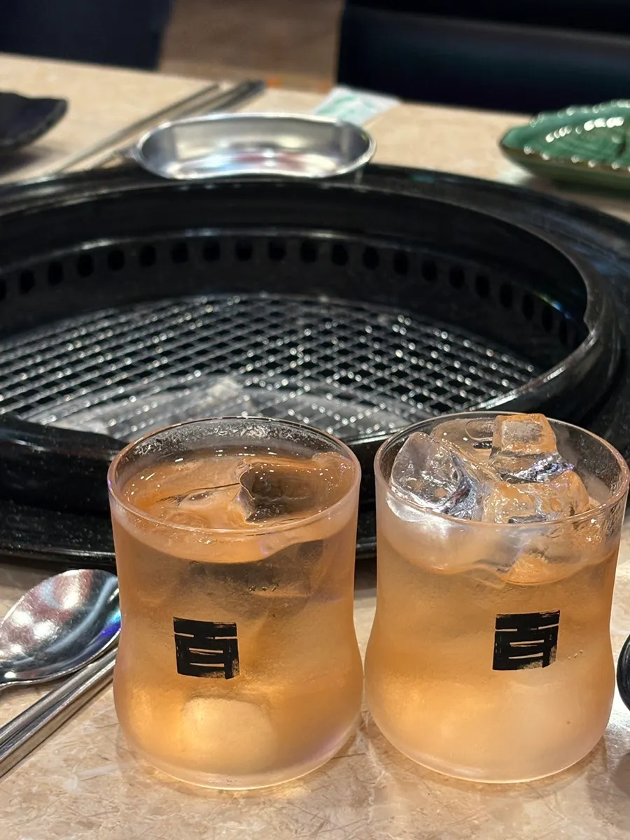 잔에 따른 백세주 한 잔