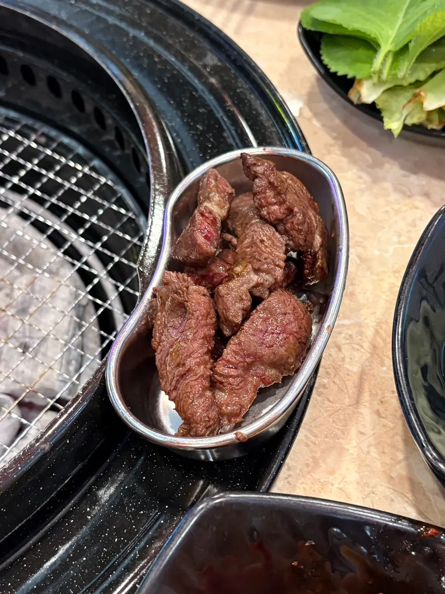 미디움으로 구워진 소고기 한 점