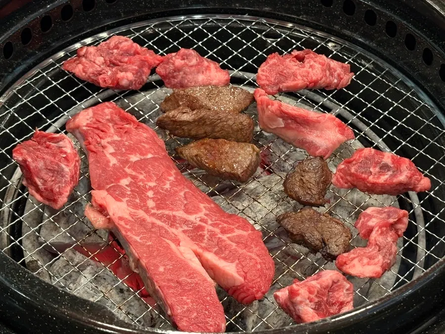 숯불에서 익어가는 남은 고기들
