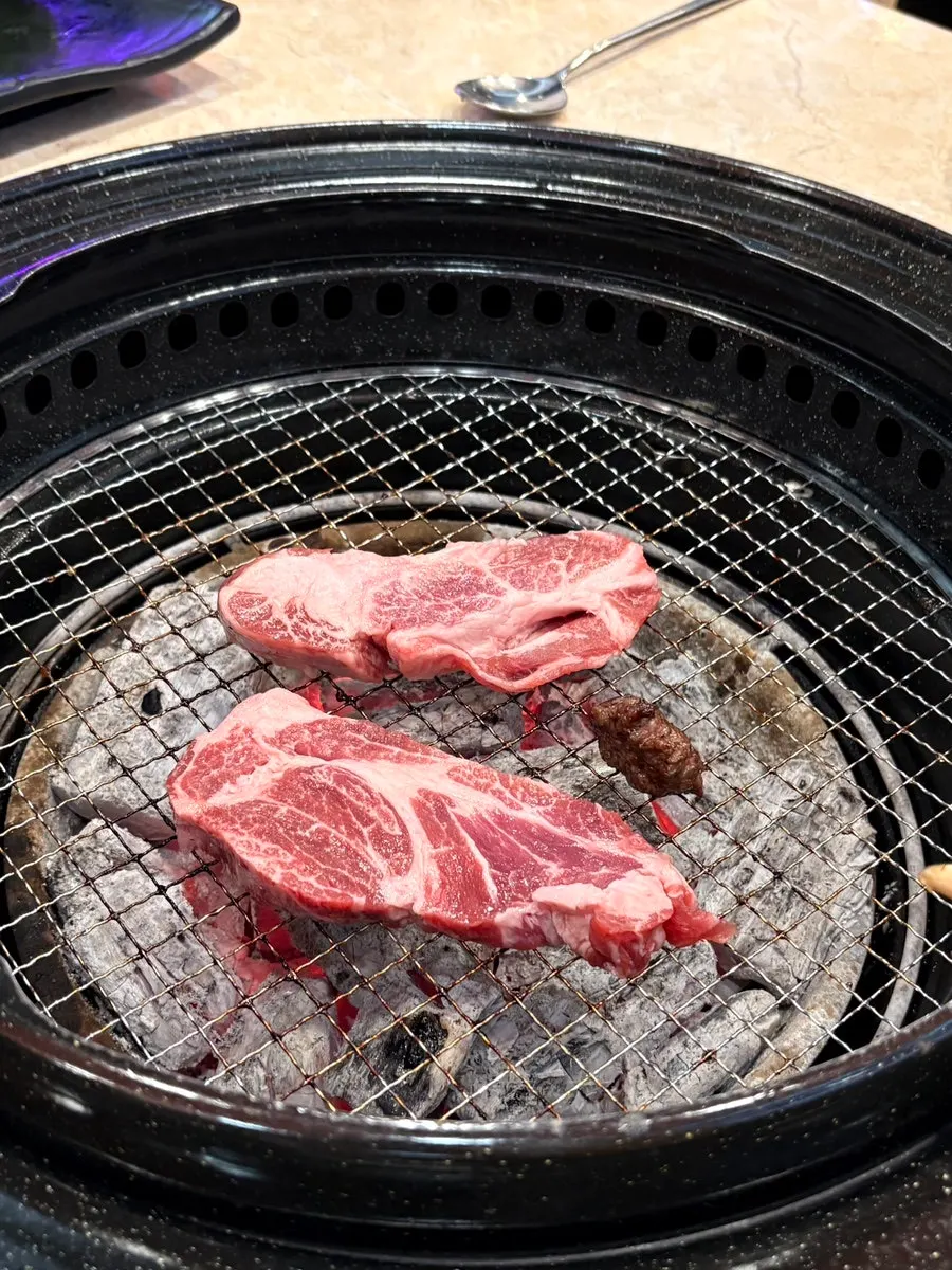 추가 주문한 이베리코 꽃목살 생고기 접시