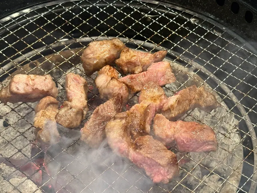 불판 위에서 구워지는 이베리코 꽃목살
