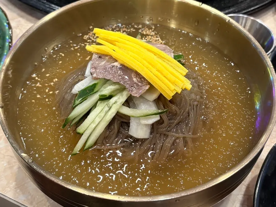 고명이 올라간 후식 물냉면