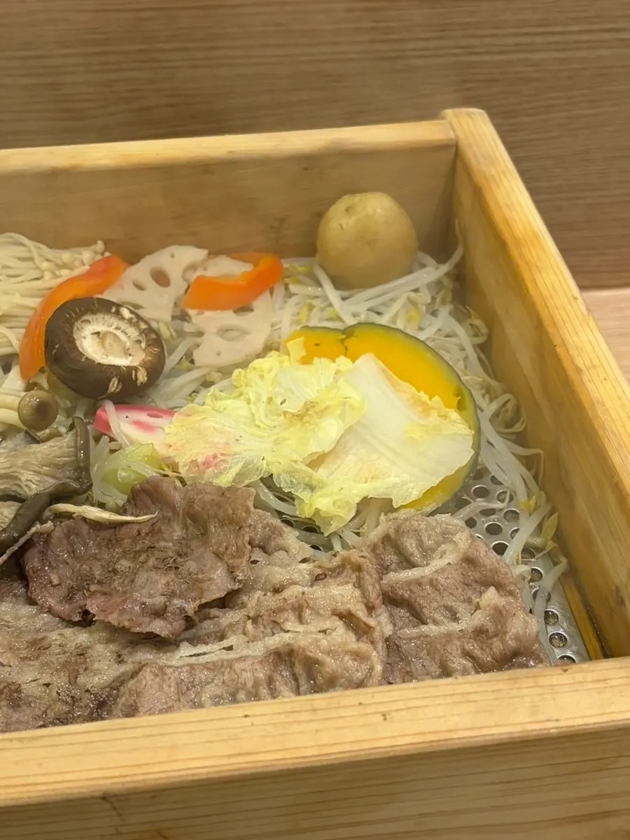 Seiro-mushi served with vegetables and meat