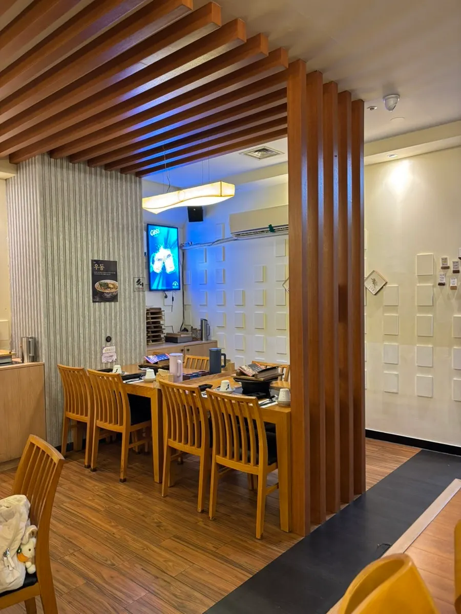 다찌석과 테이블석이 있는 깔끔한 내부