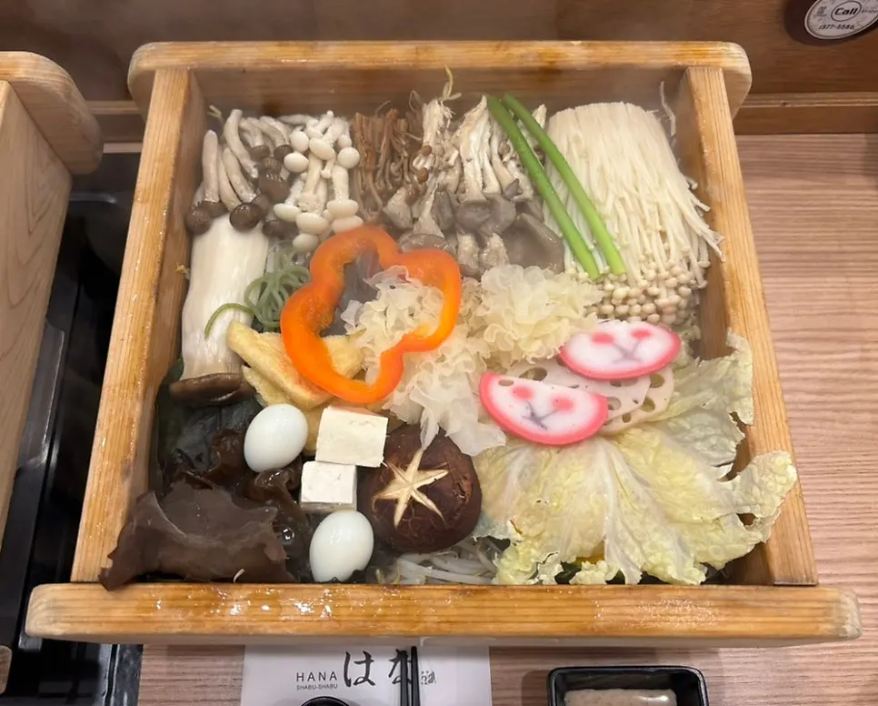 뚜껑을 열어 김이 오르는 세이로무시