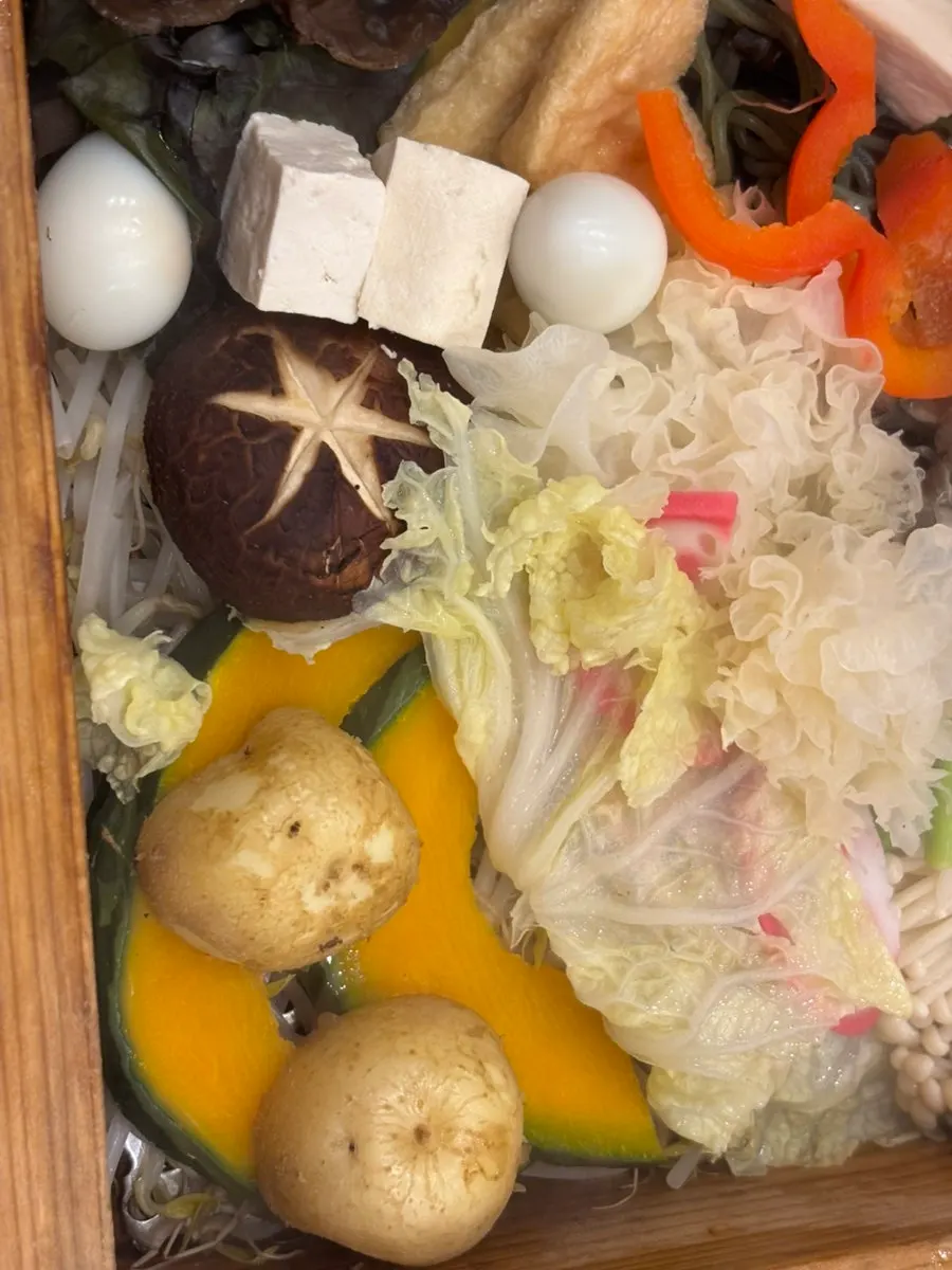 다양한 버섯과 숙주가 담긴 찜 야채
