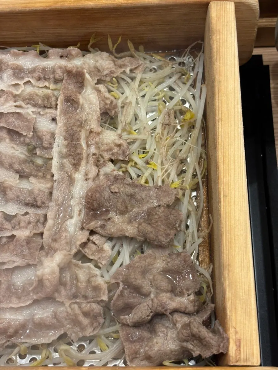 참깨소스에 찍어 먹는 고기와 야채