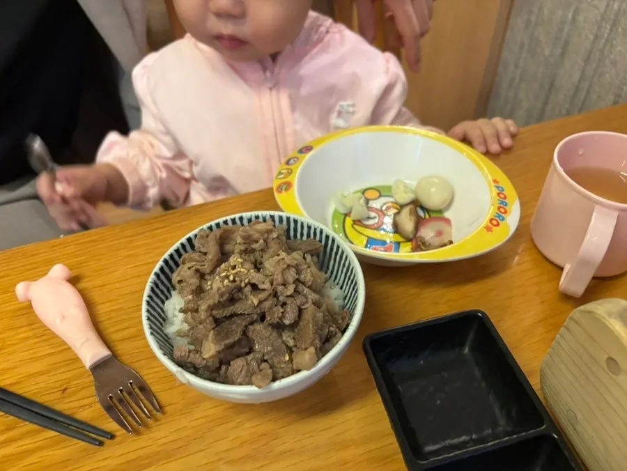 Meal service for guests dining with a baby