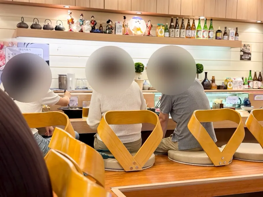 Floor counter seating with backrests