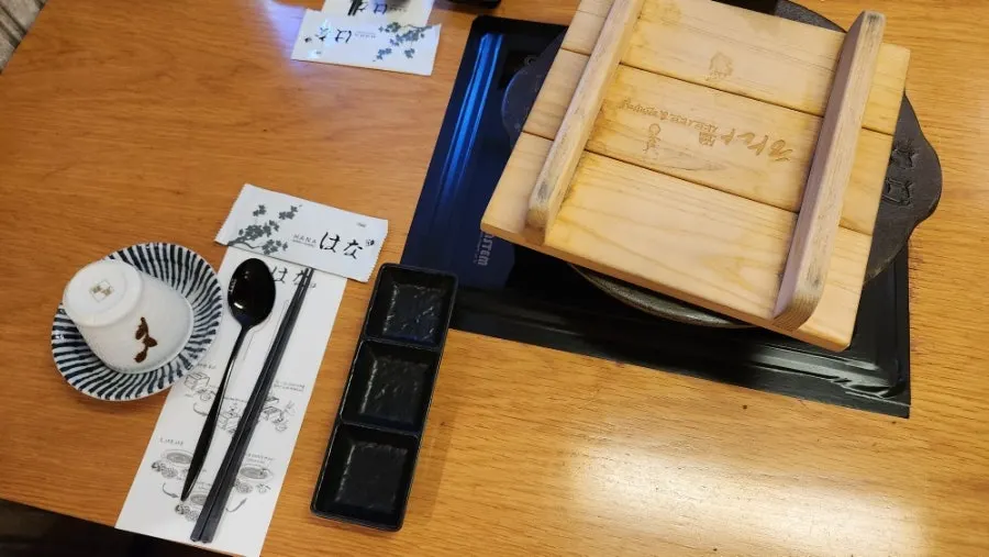 식기와 샤브볼이 놓인 테이블 세팅