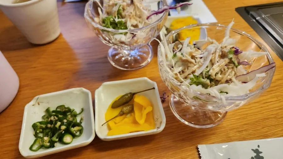 테이블에 빠르게 제공된 샤브샤브 음식