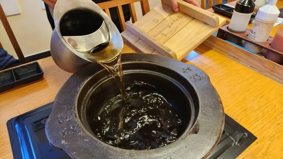 식전 샐러드와 육수가 준비된 주물팬