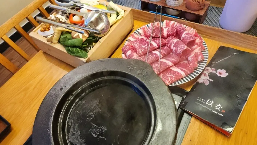 채소와 고기가 모두 준비된 샤브샤브
