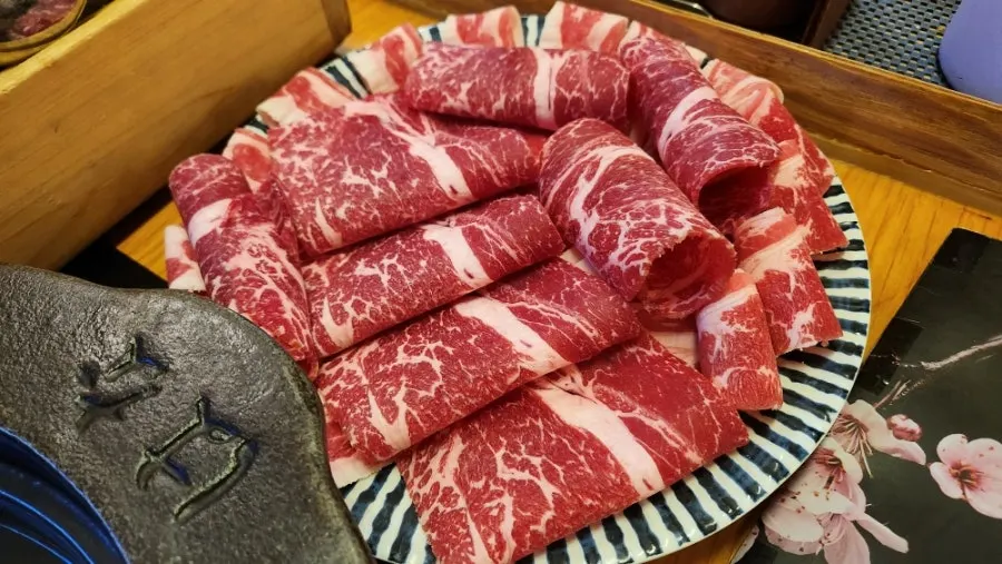 주문 후 슬라이스한 샤브샤브 고기