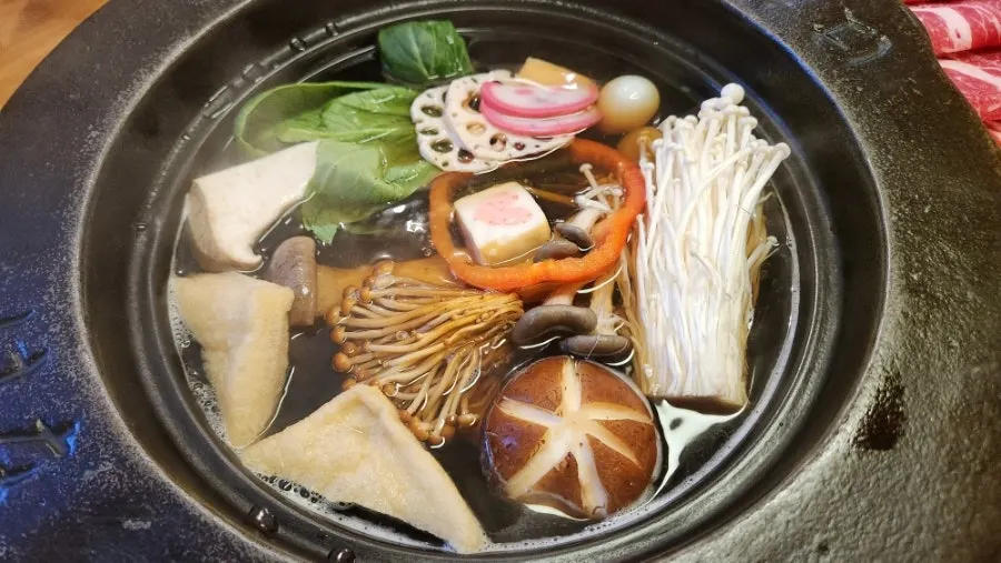 육수에 채소를 넣는 샤브샤브