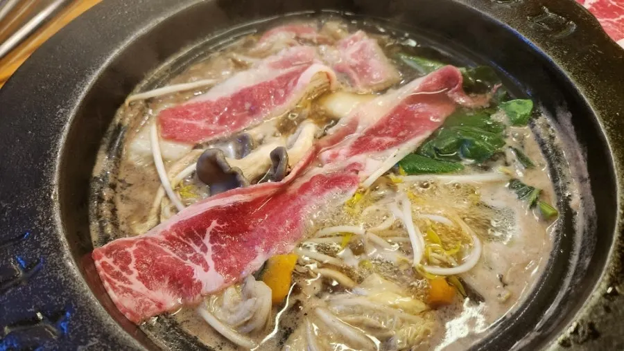 채소와 고기를 익히는 샤브샤브