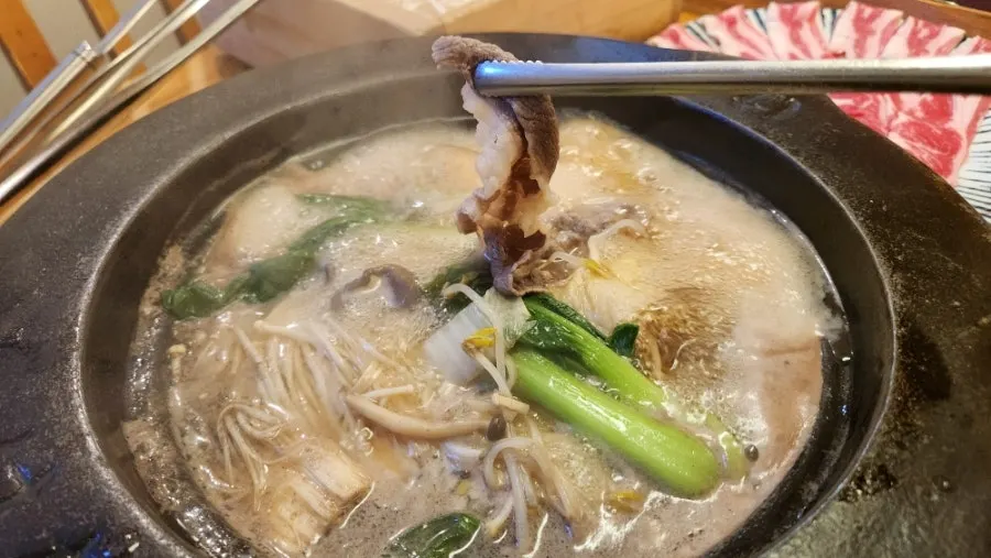 샤브샤브 식사를 즐기는 테이블