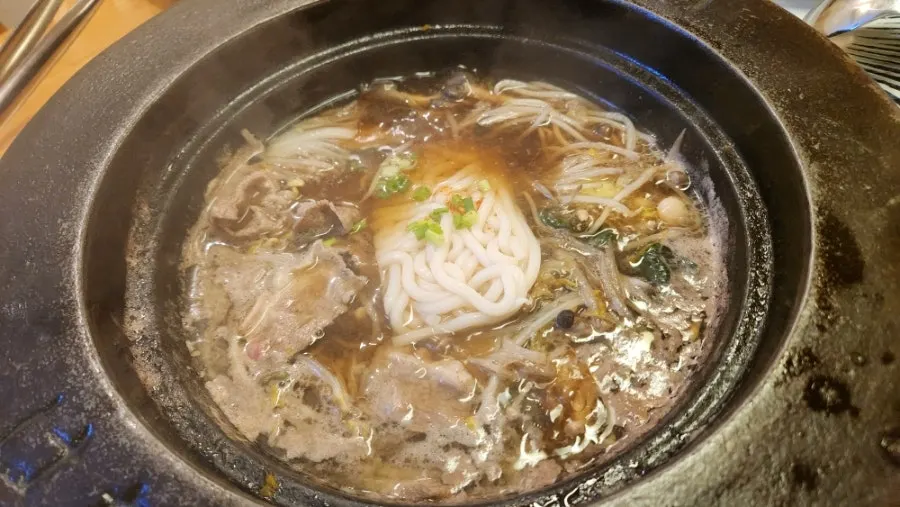 육수에 넣어 마무리하는 우동 사리