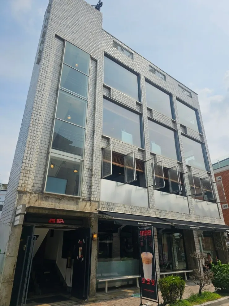 정지영커피로스터즈 행궁본점 건물 외관