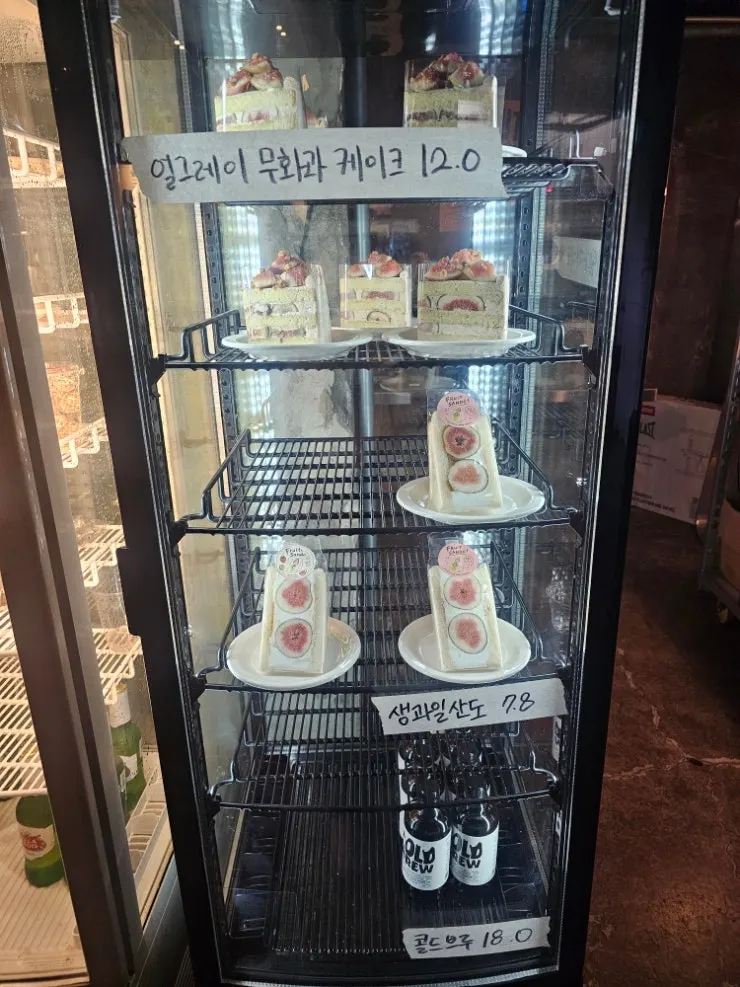 바스크 치즈케이크와 무화과 케이크, 과일산도